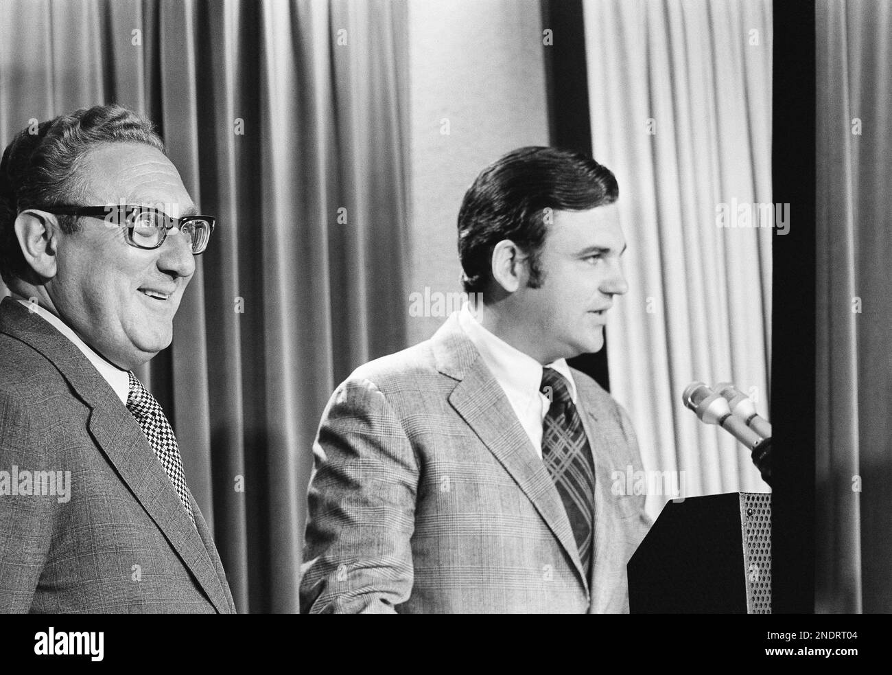 Presidential advisor Henry A. Kissinger reacts to questions in Washington on Saturday, May 12, 1973 as he briefs newsmen on the upcoming visit to the United States of Soviet Communist Party Chairman Leonid Brezhnev. (AP Photo/CWH) Banque D'Images