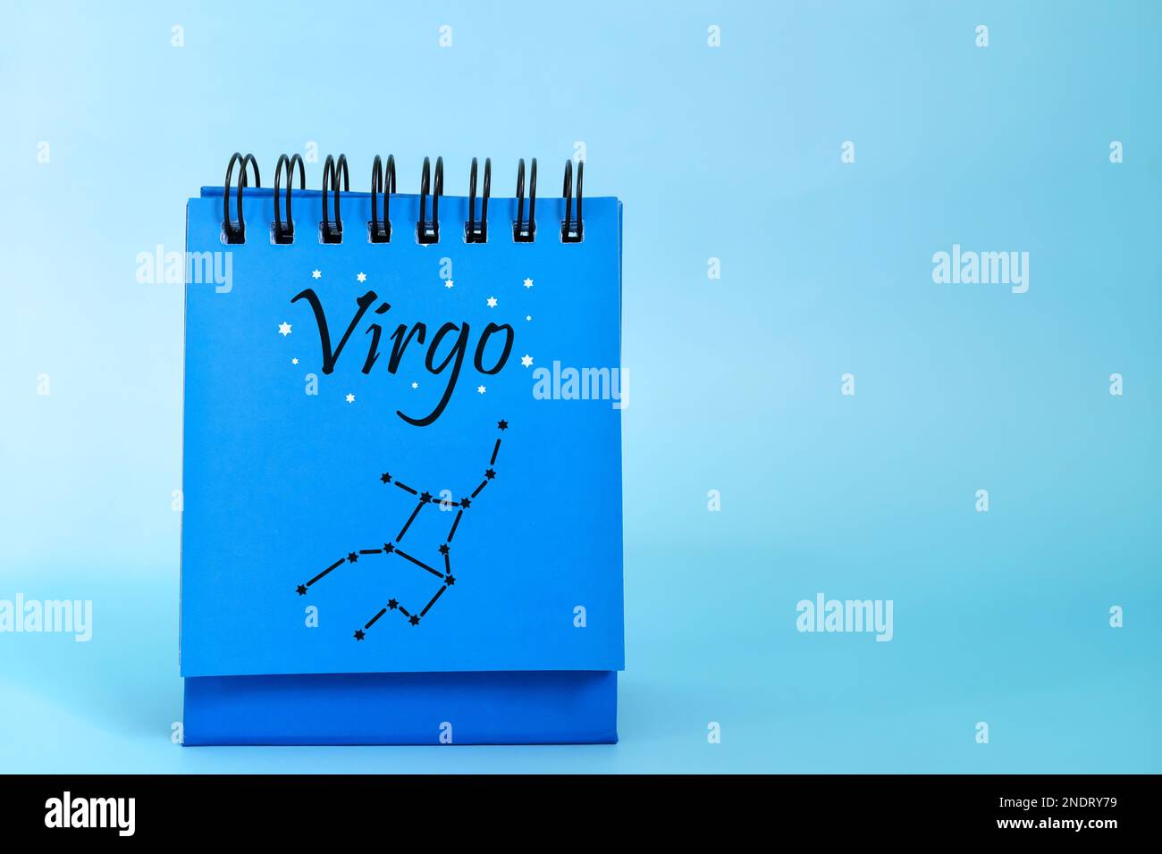 Signe du zodiaque de Virgo sur le bloc-notes bleu du calendrier de bureau. Horoscope et astrologie. Banque D'Images