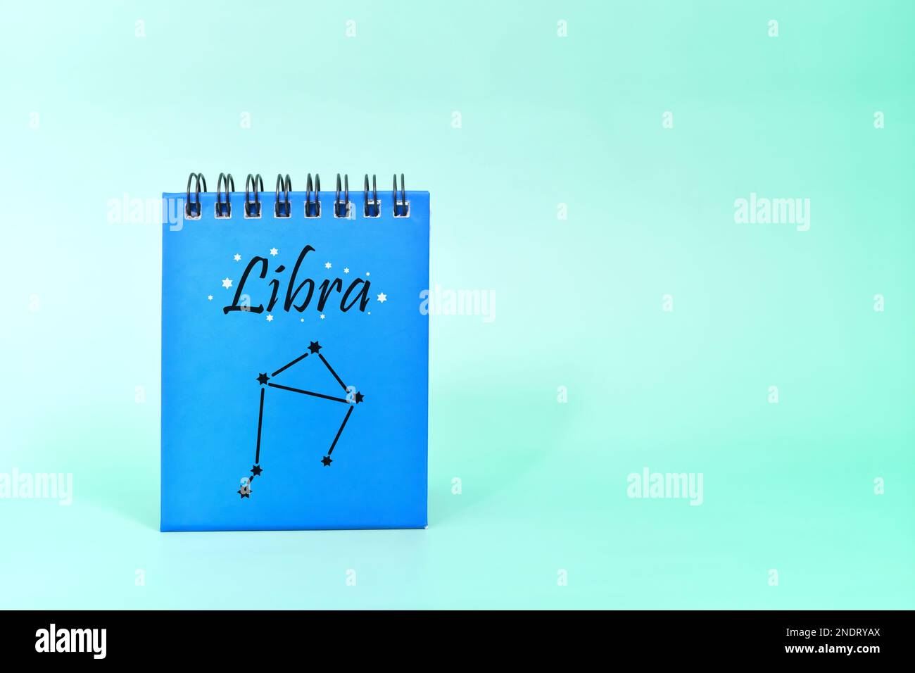 Affiche Balance zodiac sur le bloc-notes bleu du calendrier de bureau. Horoscope et astrologie. Banque D'Images
