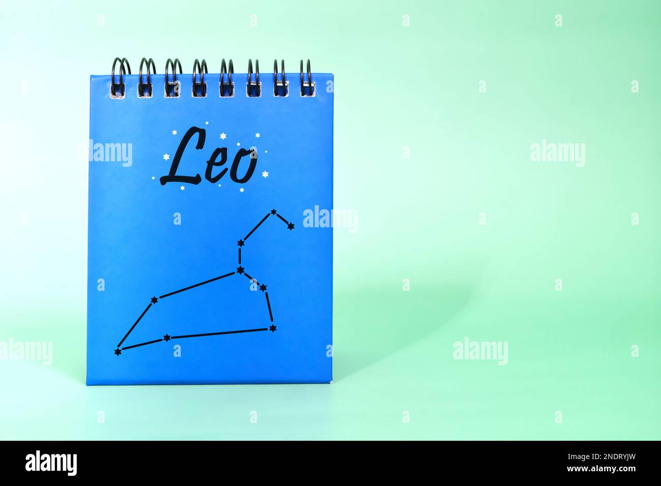 Panneau Leo zodiac sur le bloc-notes bleu du calendrier de bureau. Horoscope et astrologie. Banque D'Images