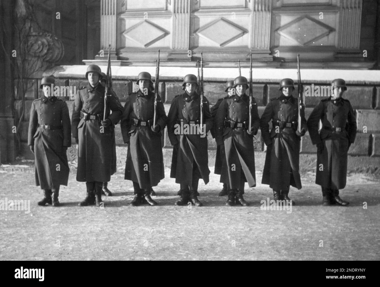 Soldats du régiment SS Totenkopf de 10th lors de la relève de la garde au château royal de Cracovie. Banque D'Images