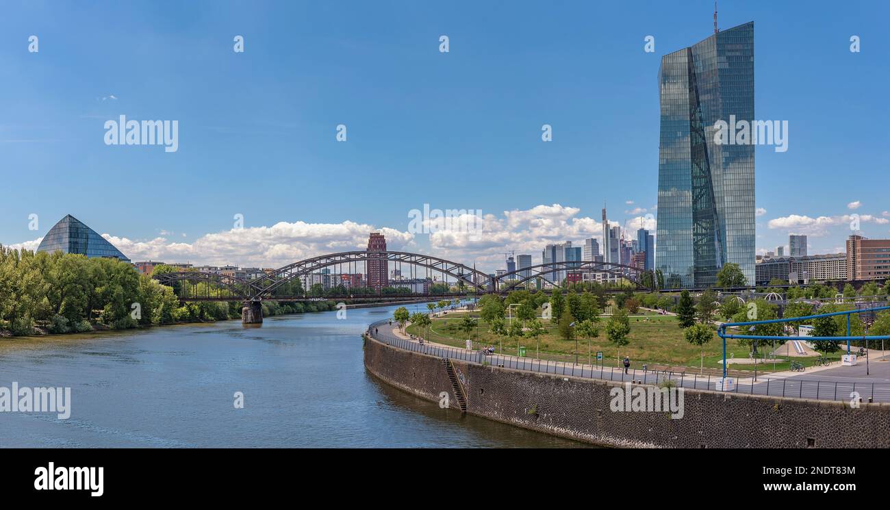 Vue de l'autre côté de la rivière main vers la Banque centrale européenne, Francfort, Allemagne Banque D'Images