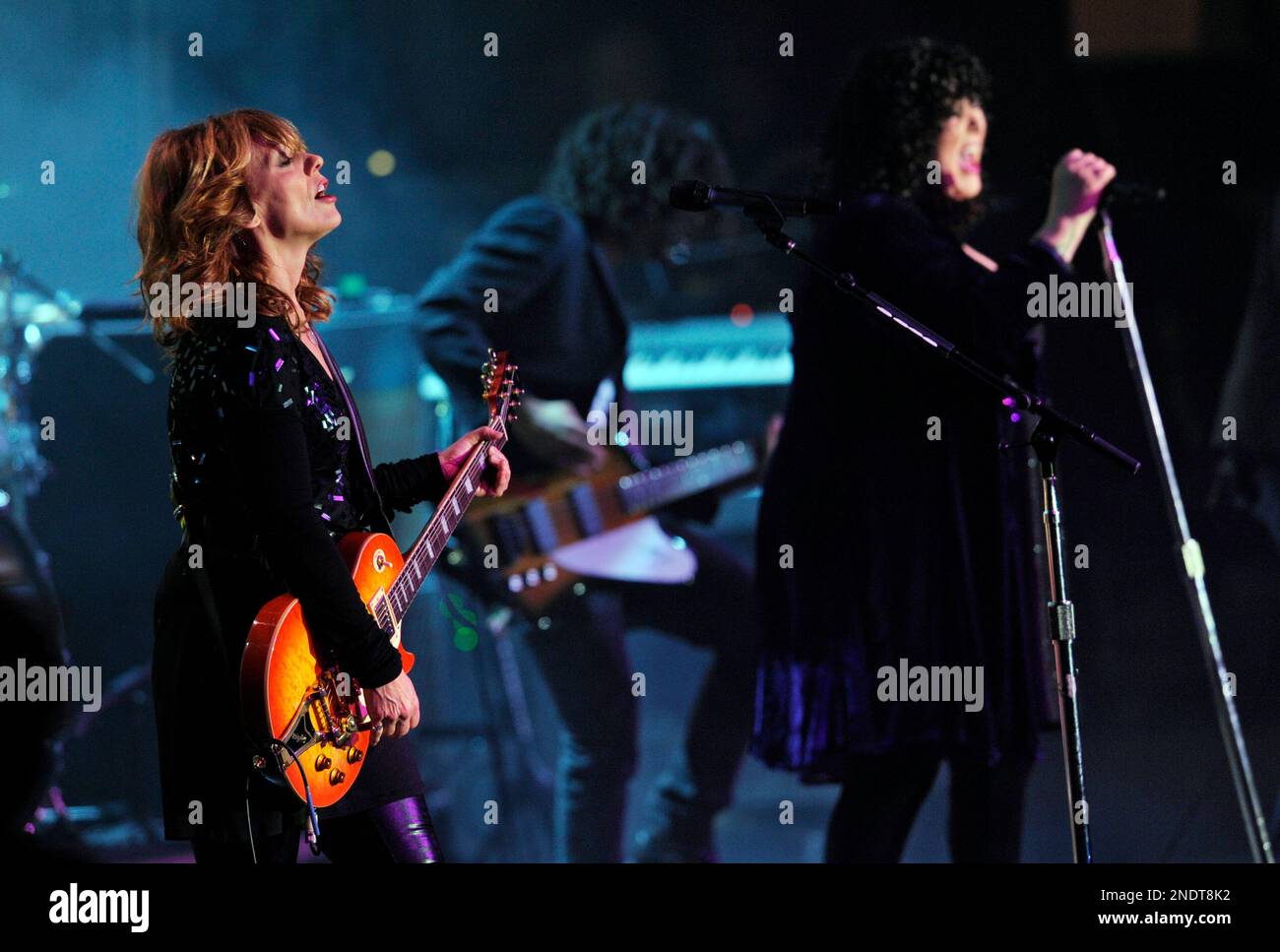 Nancy Wilson, left, and her sister Ann Wilson of the band Heart perform during the 17th Annual Race to Erase MS gala in Los Angeles, Friday, May 7, 2010. (AP Photo/Chris Pizzello) Banque D'Images