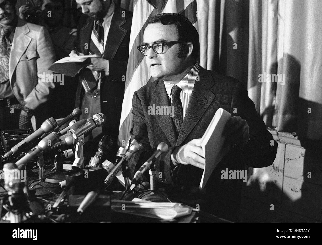 William D. Ruckelshaus, the federal Environmental Protection Agency administrator, tells newsmen in Los Angeles his agency is proposing gas rationing for most of southern California as an anti-smog measure on Jan. 15, 1973. He said the Clean Air Act of 1970 requires his agency to propose a plan. The proposal could apply only after a series of public hearings. (AP Photo/Wally Fong)) Banque D'Images