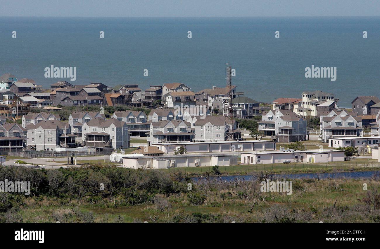 FILE - In this May 15, 2007 file photo, summer vacation and rental properties sit along the ocean in Buxton in , N.C. Temperatures are rising, the school year is ending and vacations are on the brain.(AP Photo/Gerry Broome, file) Banque D'Images