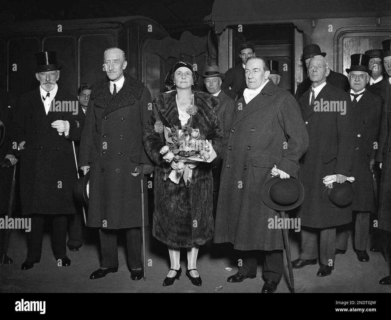Britain's Lord Willingdon, second left, former Governor-General Canada and soon to be Viceroy of India, at Euston Station, London with wife Marie Freeman Thomas, Marchioness of Willingdon and Stanley Baldwin Jan. 26, 1931. (AP Photo/Staff/Len Puttnam) Banque D'Images