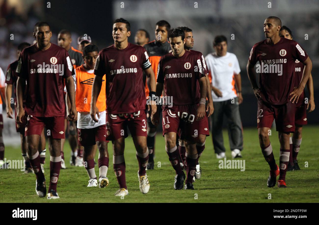 Peru's Universitario's players leave the field after being defeated by Brazil's Sao Paulo FC in a penalty shootout during a Copa Libertadores soccer match in Sao Paulo, Tuesday, May 4, 2010. (AP Photo/Andre Penner) Banque D'Images