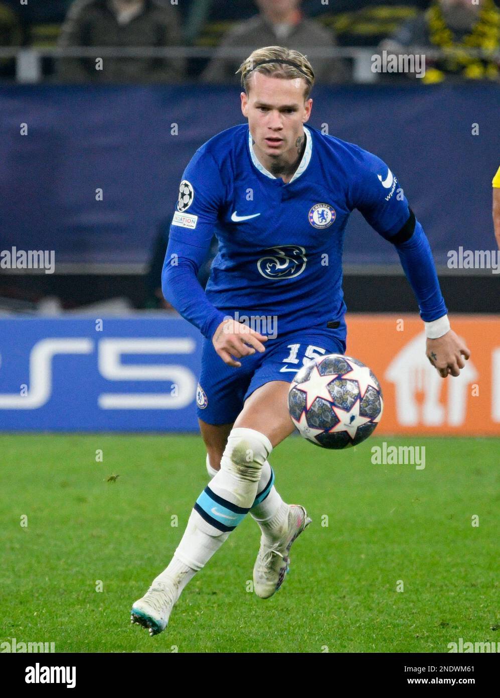 Signal Iduna Park Dortmund Allemagne, 15,2.2023, football: Saison des champions de l'UEFA 2022/23, manche de seize première jambe, Borussia Dortmund (BVB) vs Chelsea FC (CFC) — Mykhailo Mudryk (CFC) Banque D'Images Signal Iduna Park Dortmund Allemagne, 15,2.2023, football: Saison des champions de l'UEFA 2022/23, manche de seize première jambe, Borussia Dortmund (BVB) vs Chelsea FC (CFC) — Mykhailo Mudryk (CFC) Banque D'Images