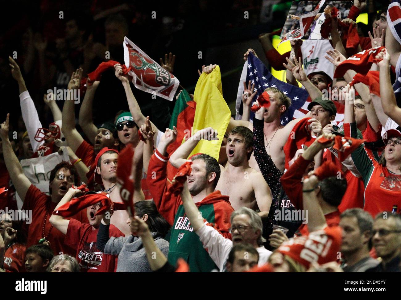 Fans cheer during the second half of game three of the first round NBA basketball playoffs between the Atlanta Hawks and Milwaukee Bucks Saturday, April 24, 2010, in Milwaukee. (AP Photo/Morry Gash) Banque D'Images