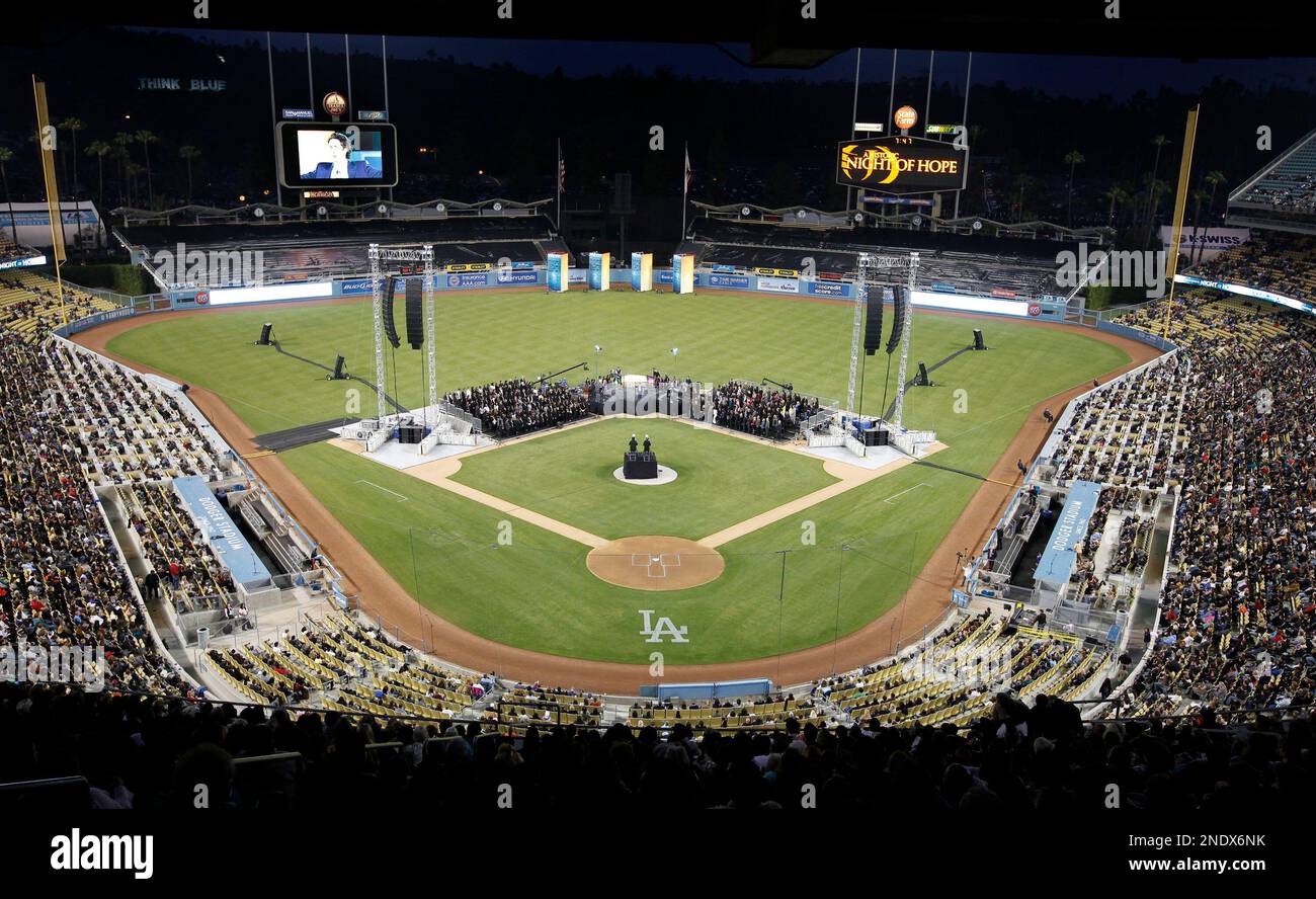 Lakewood Church pastor Joel Osteen, center and seen on a giant monitor speaks at at Dodger Stadium during his "A Night of Hope" event on Saturday April 24,2010. Osteen and his wife Victoria preached to a capacity crowd estimated at 45,000 people Saturday night. (AP Photo/Richard Vogel) Banque D'Images