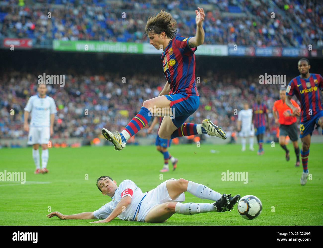 FC Barcelona's Maxwell of Brazil, top, duels for the ball against Xerez's Francisco Jesus Perez 'Francis' during a Spanish La Liga soccer match at the Camp Nou stadium in Barcelona, Spain, Saturday, April 24, 2010. (AP Photo/Manu Fernandez) Banque D'Images