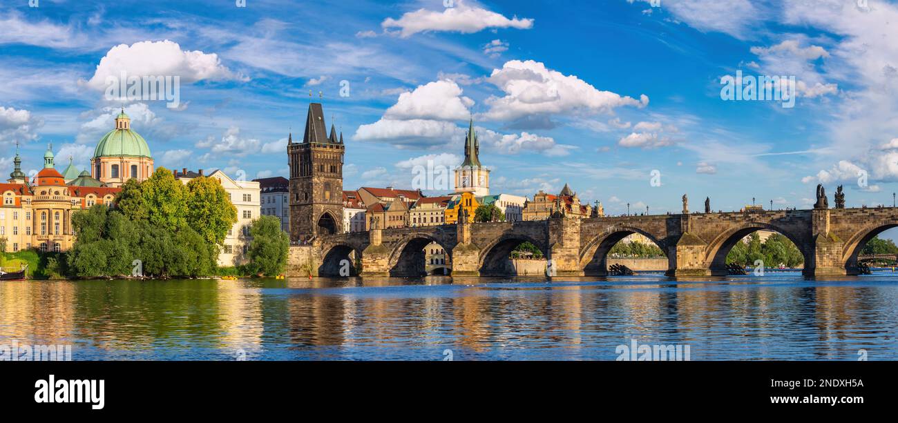 Prague République tchèque, panorama de la ville sur le pont Charles Vltava et la vieille ville de Prague, Tchéquie Banque D'Images