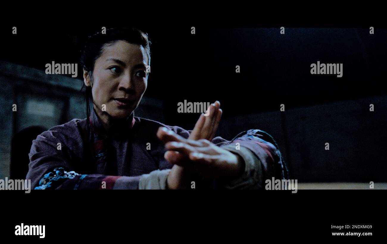 DATE DE RÉÉDITION THÉÂTRALE : 2023 retour dans les salles. VERSION ORIGINALE: 12 janvier 2021. TITRE: Tigre accroupi, Dragon caché. STUDIO: Columbia films. DIRECTEUR: ANG Lee. PARCELLE TERRAIN: Un jeune guerrier chinois vole une épée d'un célèbre swordsman et s'échappe ensuite dans un monde d'aventure romantique avec un homme mystérieux à la frontière de la nation. AVEC: Chow Yun-Fat, Michelle Yeoh, Ziyi Zhang. (Credit image: © Columbia films/Entertainment Pictures/ZUMAPRESS.com) USAGE ÉDITORIAL SEULEMENT! Non destiné À un usage commercial ! Banque D'Images