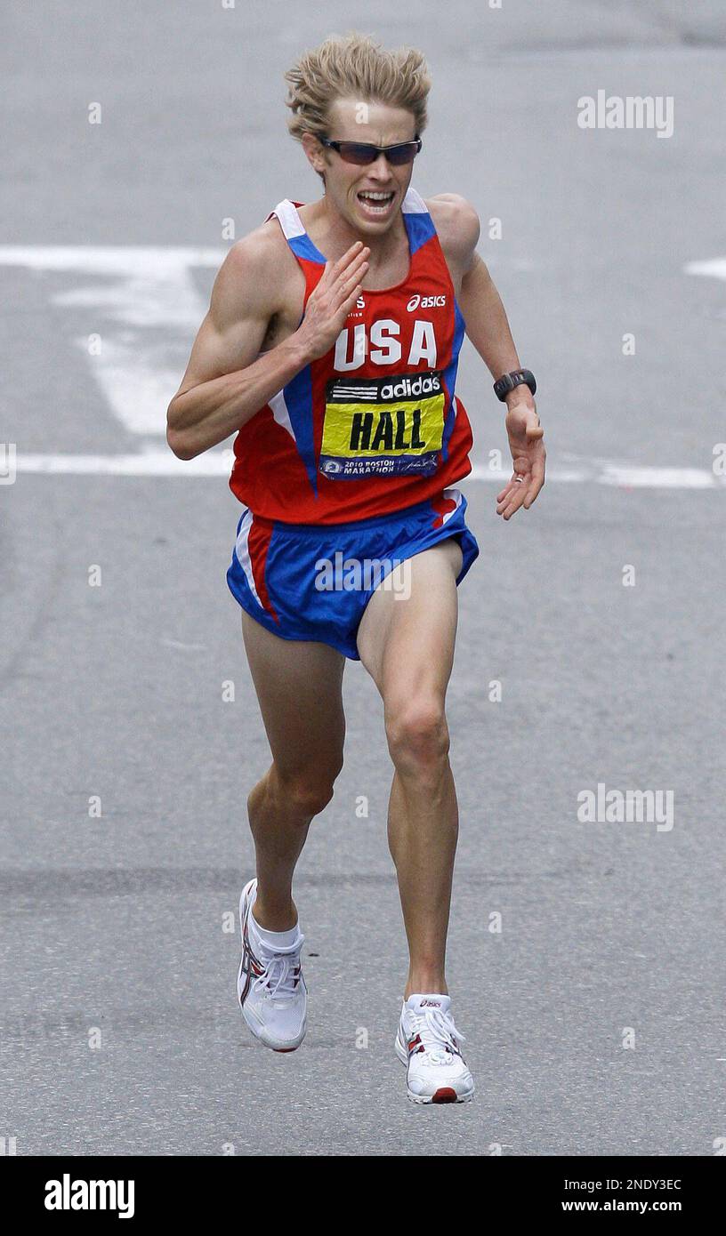 Top American finisher Ryan Hall of Mammoth Lakes, Calif., sprints to the finish during the 114th running of the Boston Marathon in Boston, Monday, April 19, 2010. Hall finished fourth in the race. (AP Photo/Charles Krupa) Banque D'Images