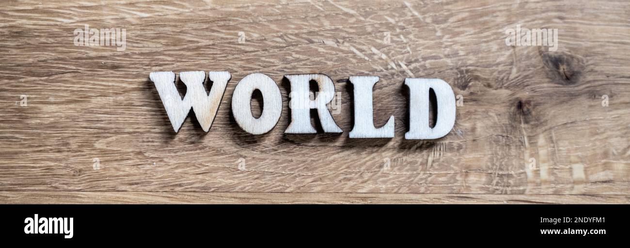 L'inscription World fait de lettres sculptées en bois sur fond en bois. Banque D'Images