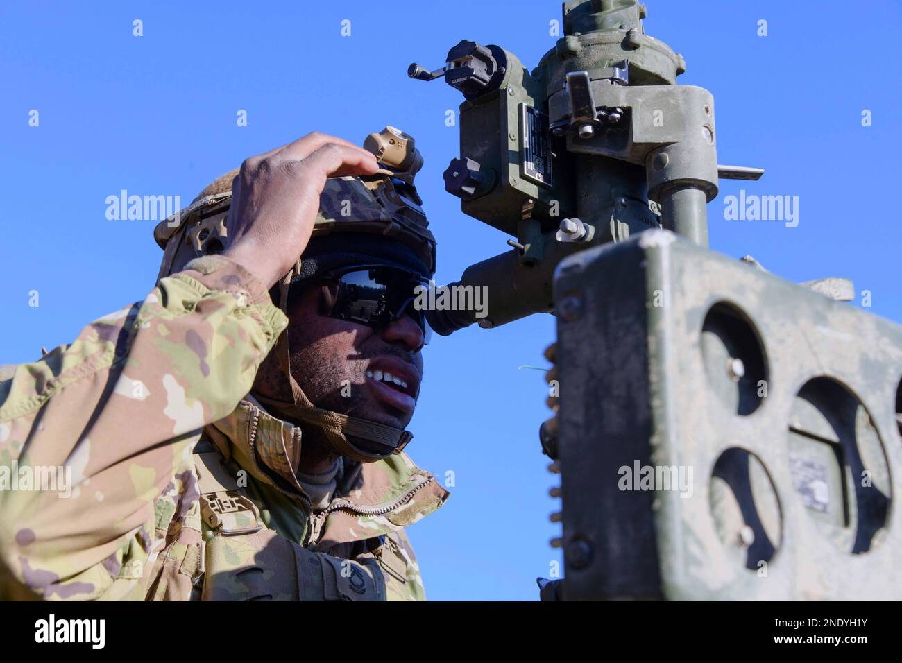 Allemagne. 9th févr. 2023. A ÉTATS-UNIS Un soldat affecté à l'escadron d'artillerie de campagne, 2nd Cavalry Regiment aligne un obusier M777 155mm sur les coordonnées d'une cible lors des certifications du Tableau XVIII dans le cadre de l'exercice Dragoon Ready 23 dans la zone d'entraînement Grafenwoehr du Commandement de l'instruction de l'Armée de terre 7th, en Allemagne, au 9 février 2023. Le Dragoon Ready 23 est conçu pour assurer la préparation et la formation du régiment dans ses tâches essentielles à la mission à l'appui des opérations terrestres unifiées afin d'améliorer la compétence et l'interopérabilité avec les alliés de l'OTAN. (Photo de Ryan Parr) (image de crédit : © U.S. Armée/ZUMA Press Wire Servic Banque D'Images