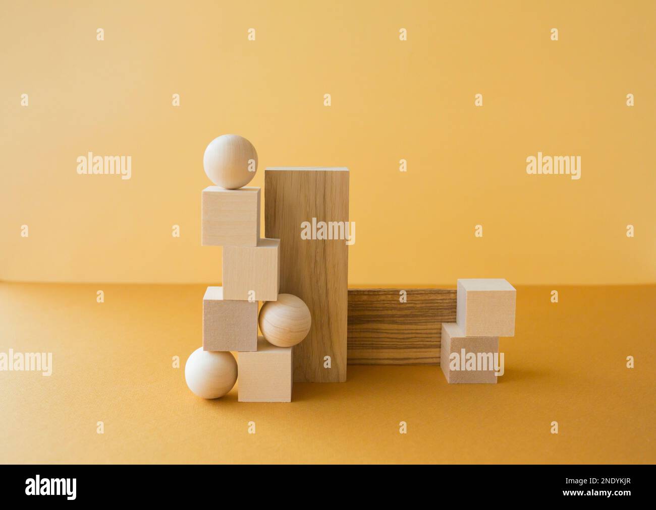 Figures géométriques en bois sur fond jaune. Équilibre et concept d'art. Banque D'Images