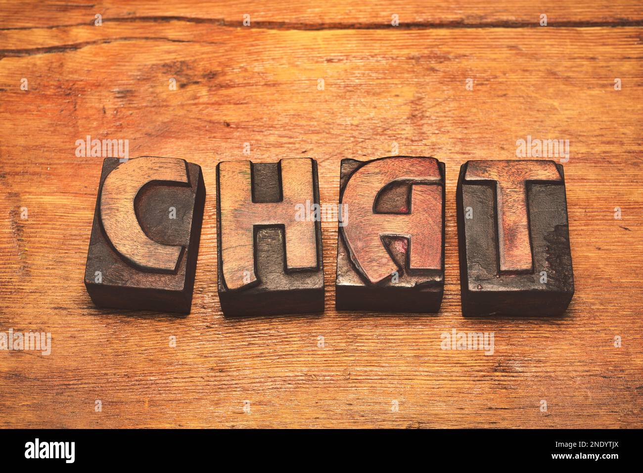 chat de mots fait de blocs de typographie vintage éparpillés sur une surface en bois Banque D'Images