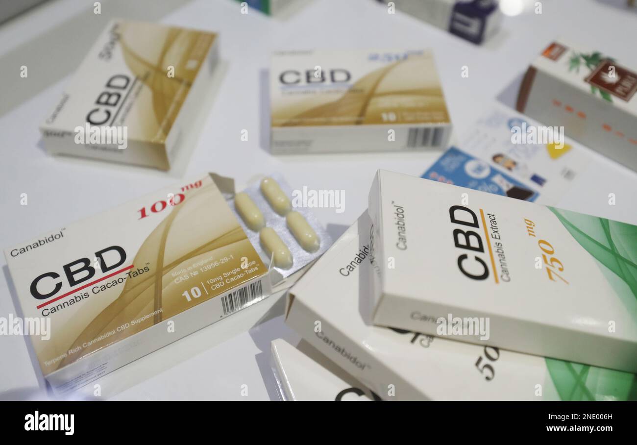 Photo du dossier datée du 18/6/18 d'une image d'un stock de produits à base d'huile de CBD (cannabidiol) en vente. Les scientifiques lancent une importante étude mondiale pour voir si le CBD peut traiter les personnes souffrant de psychose ou de symptômes psychotiques. Le CBD est l'un des produits chimiques que l'on trouve dans la marijuana, mais il ne contient pas de tétrahydrocannabinol (THC), l'ingrédient de la marijuana qui produit un sentiment élevé. Date de publication : jeudi 16 février 2023. Banque D'Images