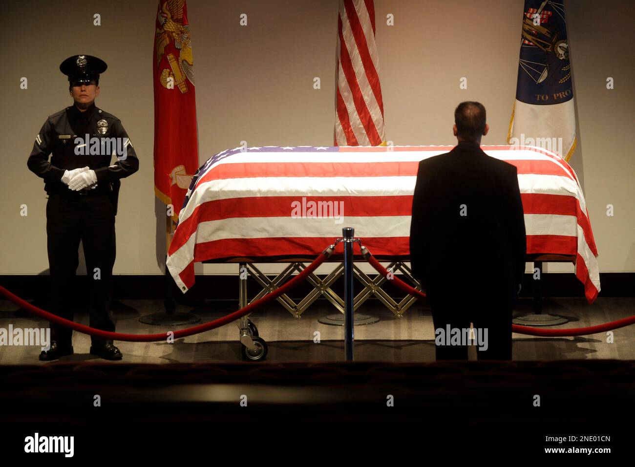 A Los Angeles Police officer stands on guard during a memorial service for Marine Sgt. Major Robert Cottle at the Los Angeles Police Department headquarters on Monday April 12, 2010. Cottle, from the Los Angeles Police Departmentís elite SWAT unit, who also served as a U.S. Marine, was killed in Afghanistan by a roadside bomb. (AP Photo/Damian Dovarganes) Banque D'Images
