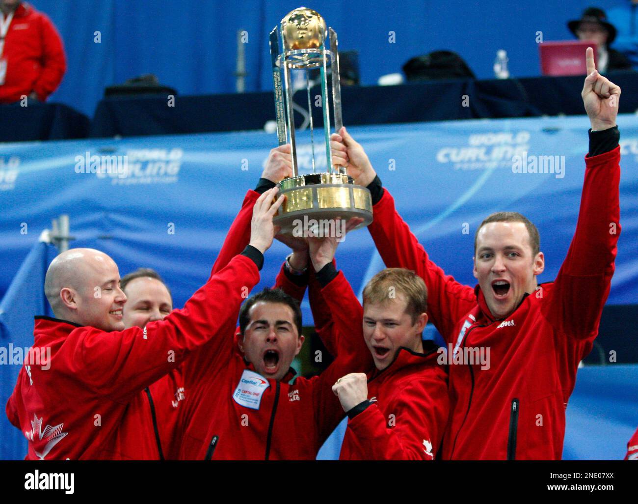 Canada players, from left to right, skip Kevin Koe, alternate Jamie King, third Blake MacDonald, second Carter Rycroft, and first Nolan Thiessen hold up the trophy after winning the gold medal at the Curling World Championships, in Cortina D'Ampezzo, Italy, Sunday, April 11, 2010. (AP Photo/Antonio Calanni) Banque D'Images