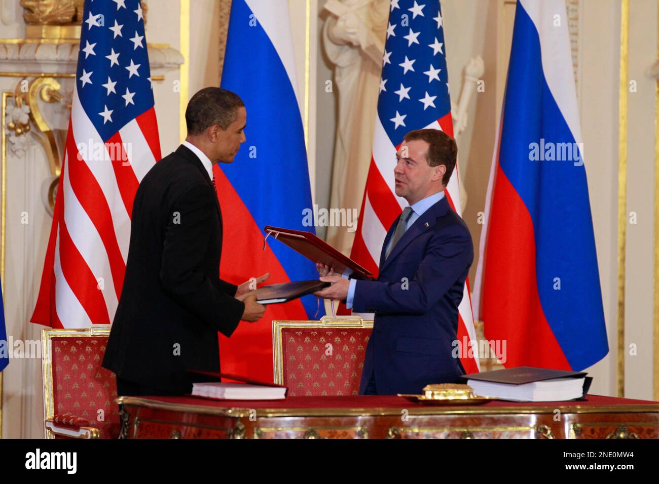 President Barack Obama, left, exchanges the signed New START treaty with Russian president Dmitry Medvedev at the Prague Castle in Prague Thursday, April 8, 2010. (AP Photo/Alex Brandon) Banque D'Images