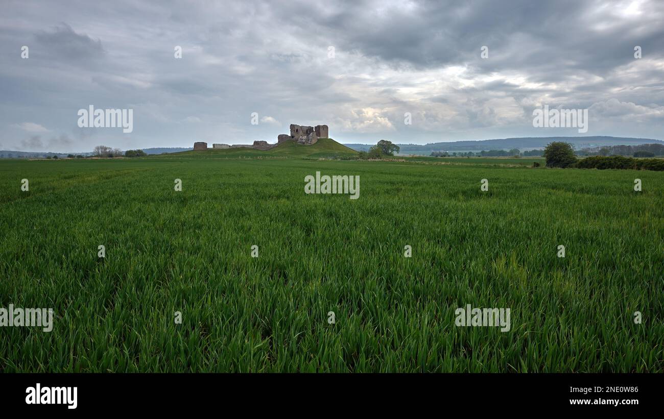 Le château de Duffus sur le Laich de Moray avec un ciel nuageux en arrière-plan, l'Écosse Banque D'Images