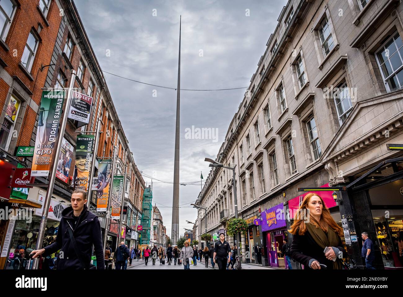 Henry Street, en arrière-plan de Dublin Spire également connu sous le nom de monument de lumière par Ian Ritchie Architects, Dublin, Irlande Banque D'Images