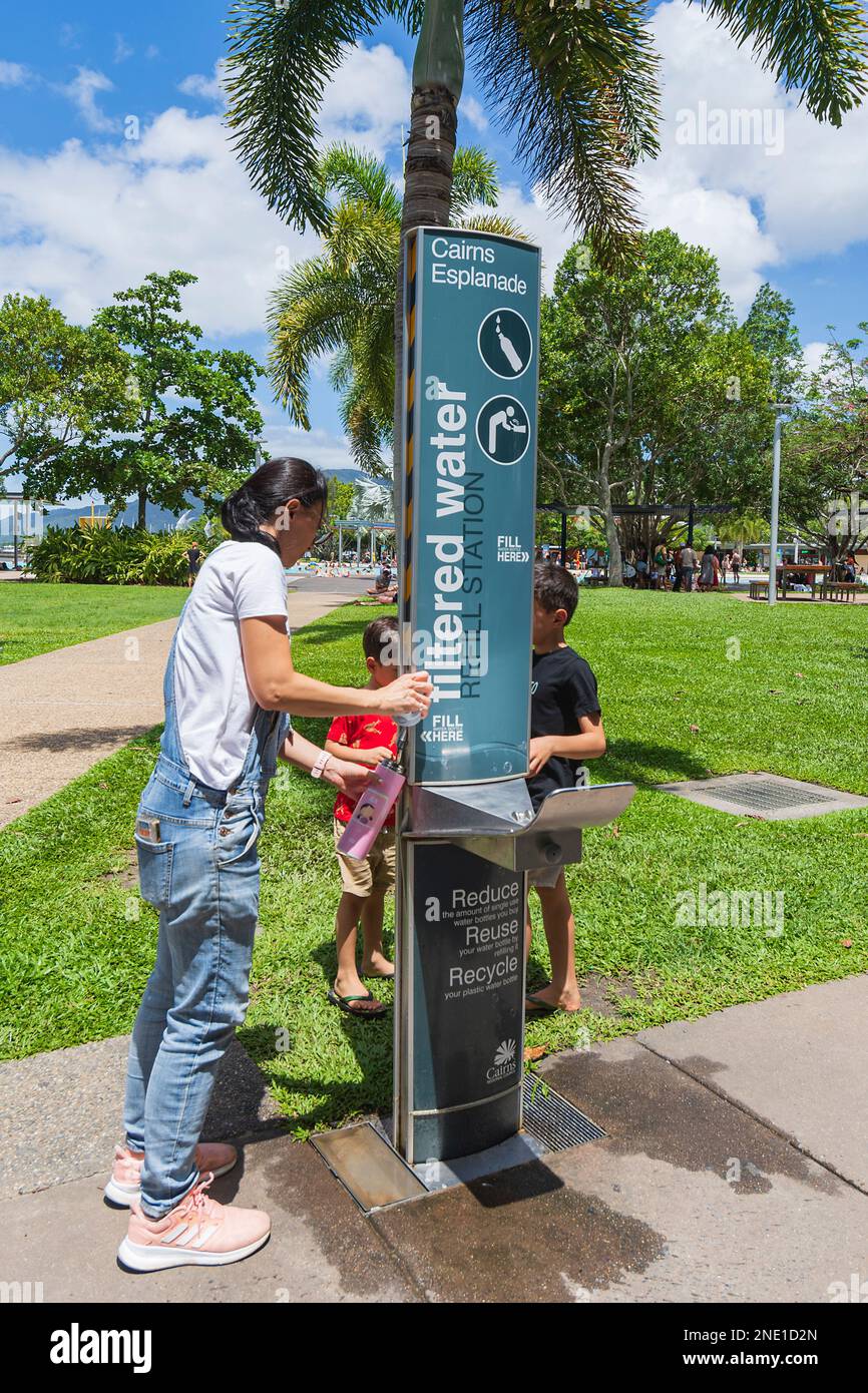 Femme remplissant une bouteille d'eau filtrée gratuite sur l'Esplanade de Cairns, Far North Queensland, FNQ, QLD, Australie Banque D'Images