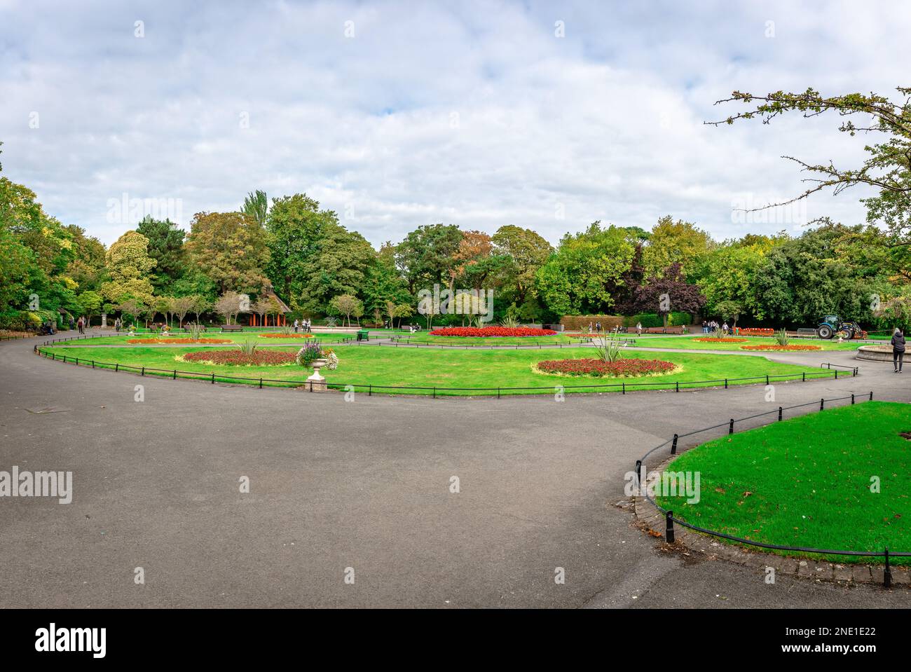 Dublin, Irlande - 16 septembre 2022 : vue sur le parc de St Stephen's Green, un parc public situé dans le centre de la ville. Banque D'Images