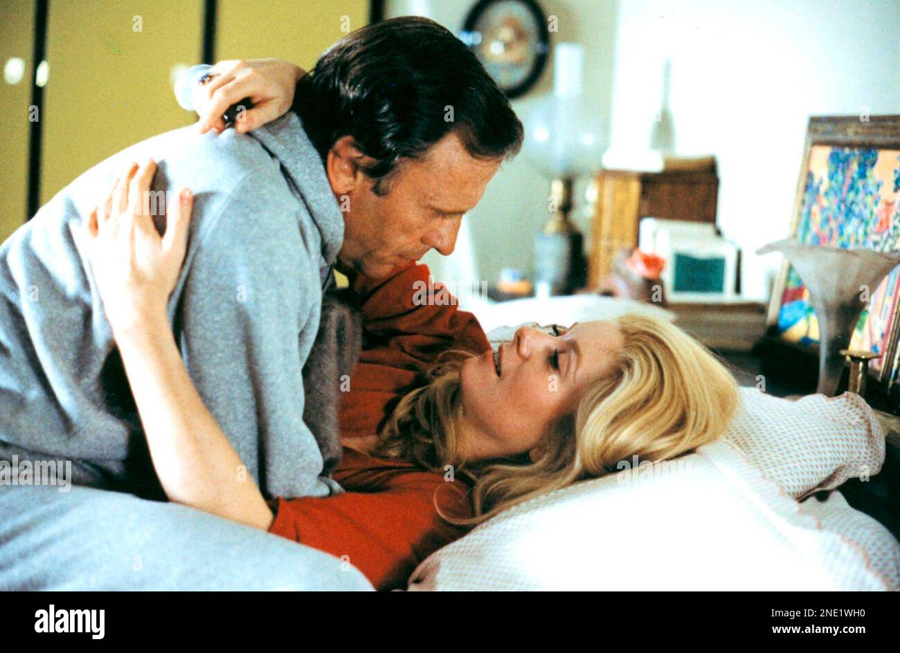 CATHERINE DENEUVE et JEAN-LOUIS TRINTIGNANT dans Je T'AIME TOUS (1980) -titre original: Je VOUS AIME-, réalisé par CLAUDE BERRI. Credit: RENN PRODUCTIONS / Album Banque D'Images