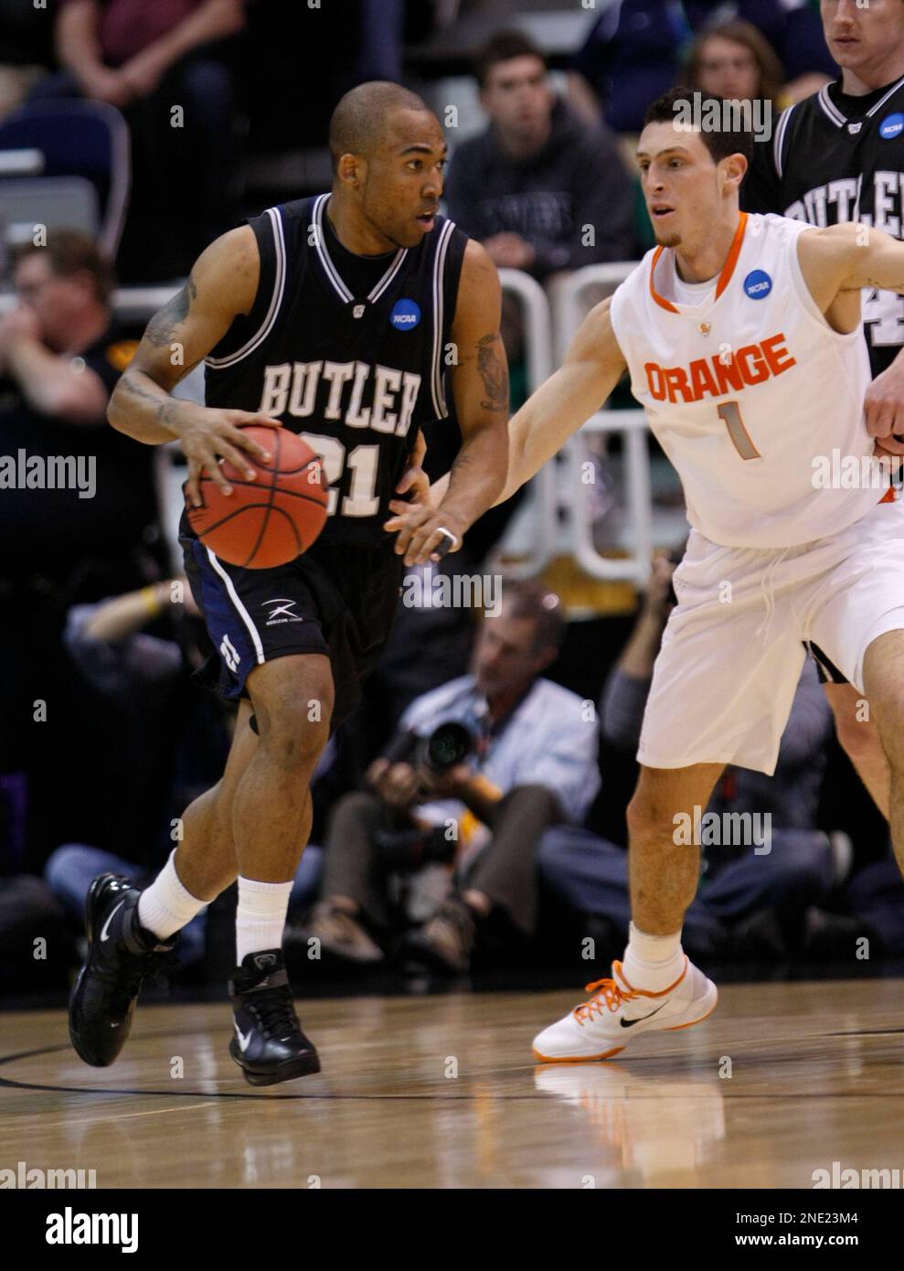 Butler's Willie Veasley drives around Syracuse's Andy Rautins, right, in the first half of an NCAA West Regional semifinal college basketball game in Salt Lake City, Thursday, March 25, 2010. (AP Photo/Paul Sakuma) Banque D'Images