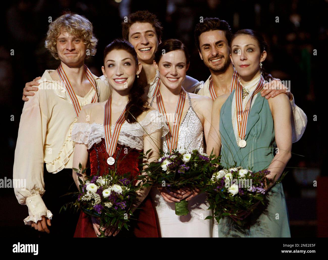 From left, silver medallists Charlie White and Meryl Davis of the United States, gold medallists Scott Moir and Tessa Virtue of Canada, bronze medallists Massimo Scalia and Federica Faiella of Italy, stand on the podium of the ice dance competition, at the World Figure Skating Championships in Turin, Italy, Friday, March 26, 2010. (AP Photo/Antonio Calanni) Banque D'Images