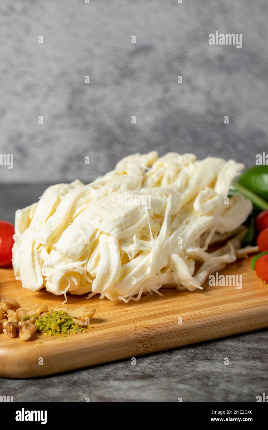 Sur une table de service en bois, on peut monter du fromage à cordes ou du fromage Cecil. Produits laitiers Banque D'Images