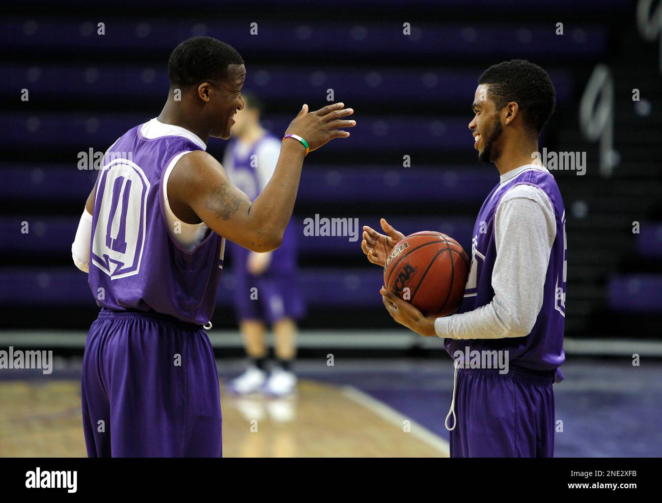 Northern Iowa's Kwadzo Ahelegbe, left, talks with teammate Anthony James before an NCAA college basketball practice, Tuesday, March 23, 2010, in Cedar Falls, Iowa. Northern Iowa plays Michigan State in an NCAA Midwest Regional game on Friday in St. Louis. (AP Photo/Charlie Neibergall) Banque D'Images