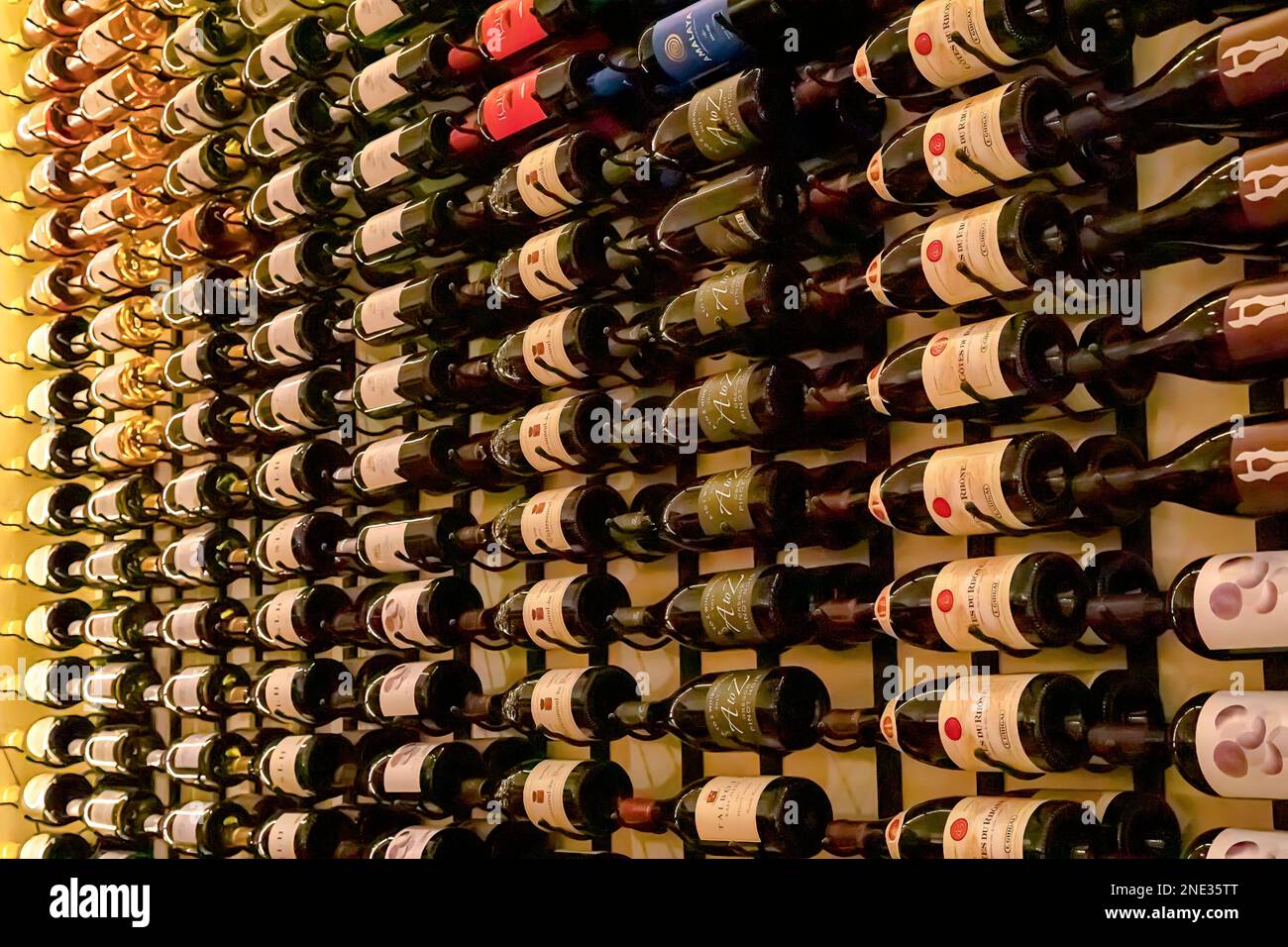 Plusieurs bouteilles de vin sont exposées dans un restaurant français Banque D'Images