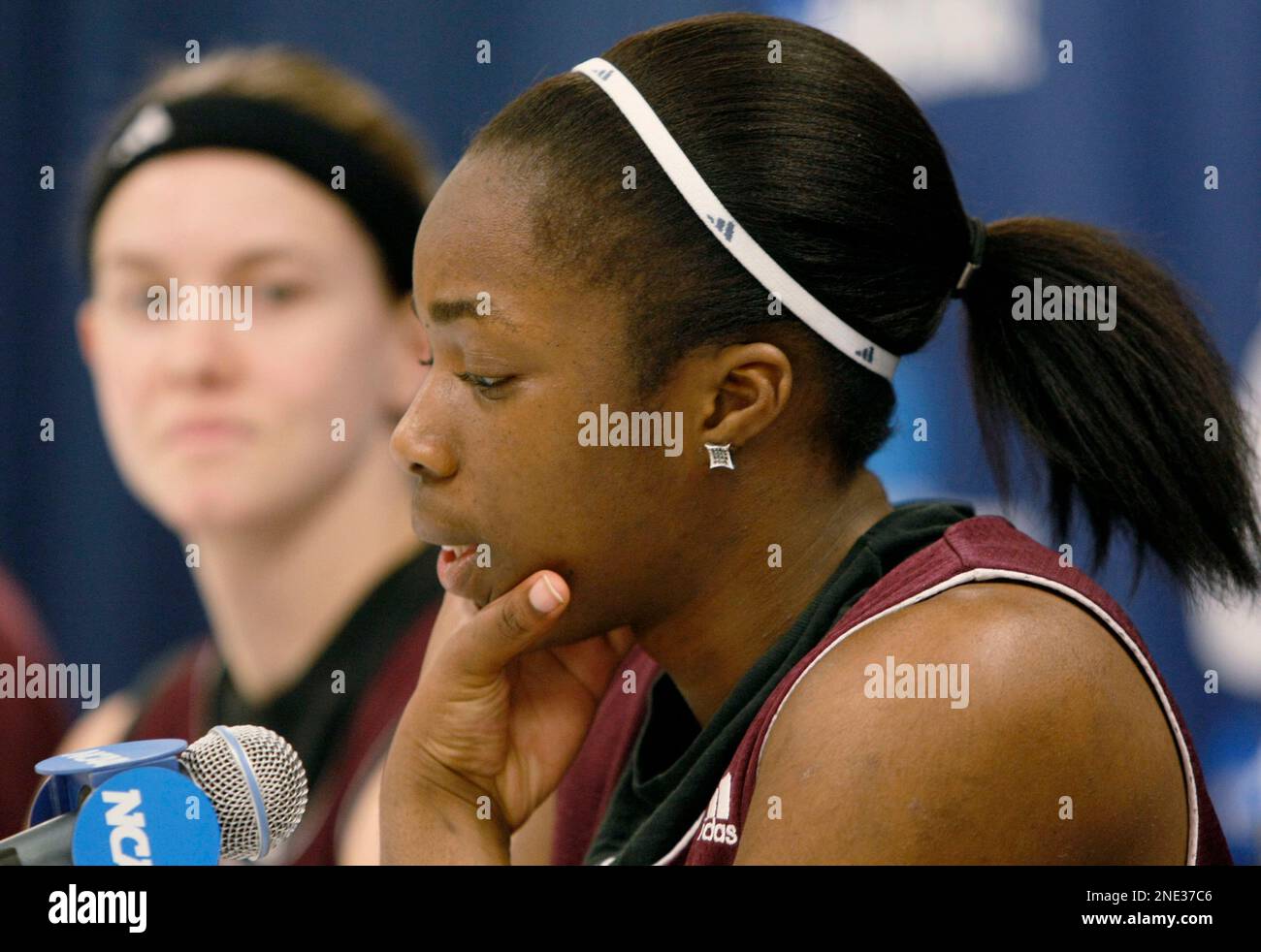 Mississippi State's Alexis Rack, right, answers questions alongside teammate Mary Kathryn Govero during a news conference about Tuesday's NCAA second round college basketball game against Ohio State in Pittsburgh, Monday, March 22, 2010. Mississippi State upset Middle Tennessee 68-64 to head to face Ohio State in the next round.(AP Photo/Keith Srakocic) Banque D'Images