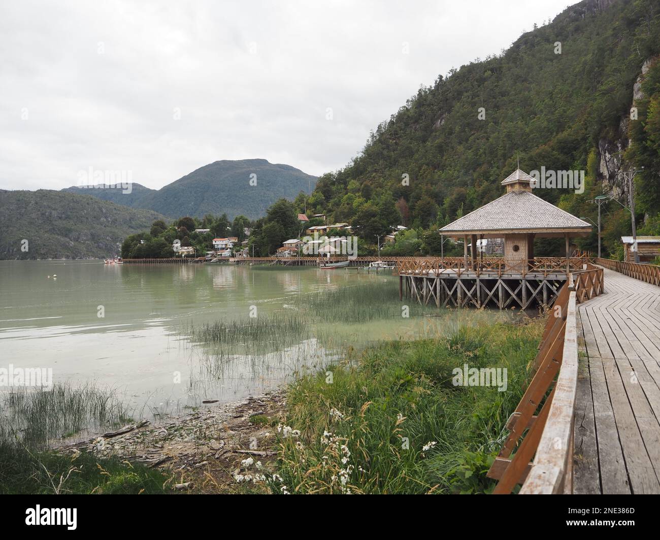 Caleta Tortel, village construit sur des promenades en bois dans un fjord. Patagonie, Chili. Banque D'Images