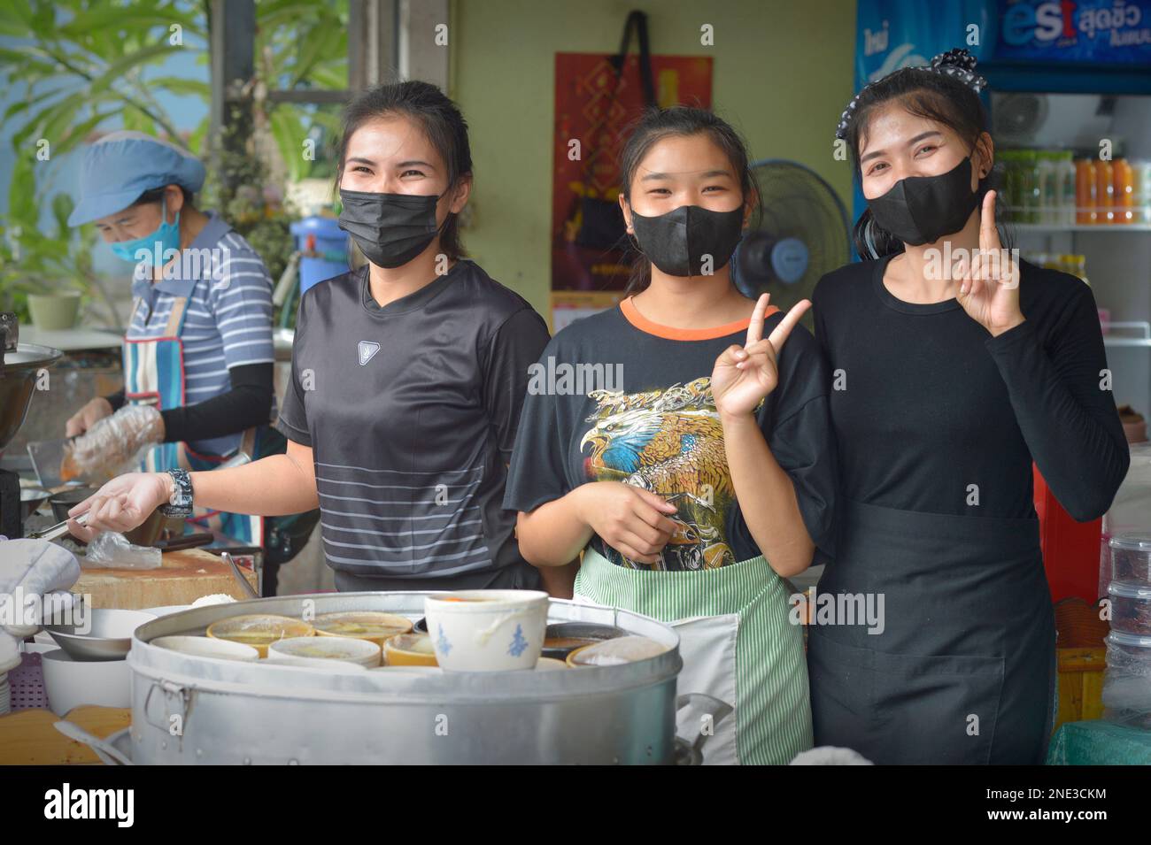 Filles thaïlandaises travaillant dans un petit restaurant Pattaya Thaïlande Banque D'Images