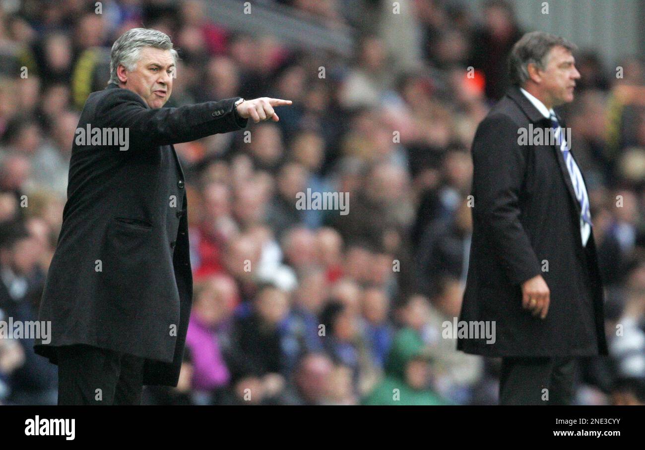 Chelsea manager Carlo Ancelotti, left, reacts as Blackburn manager Sam Allardyce looks on during their English Premier League soccer match at Ewood Park, Blackburn, England, Sunday March 21, 2010. (AP Photo/Tim Hales) ** NO INTERNET/MOBILE USAGE WITHOUT FOOTBALL ASSOCIATION PREMIER LEAGUE (FAPL) LICENCE. CALL +44 (0) 20 7864 9121 or EMAIL info@football-dataco.com FOR DETAILS ** Banque D'Images