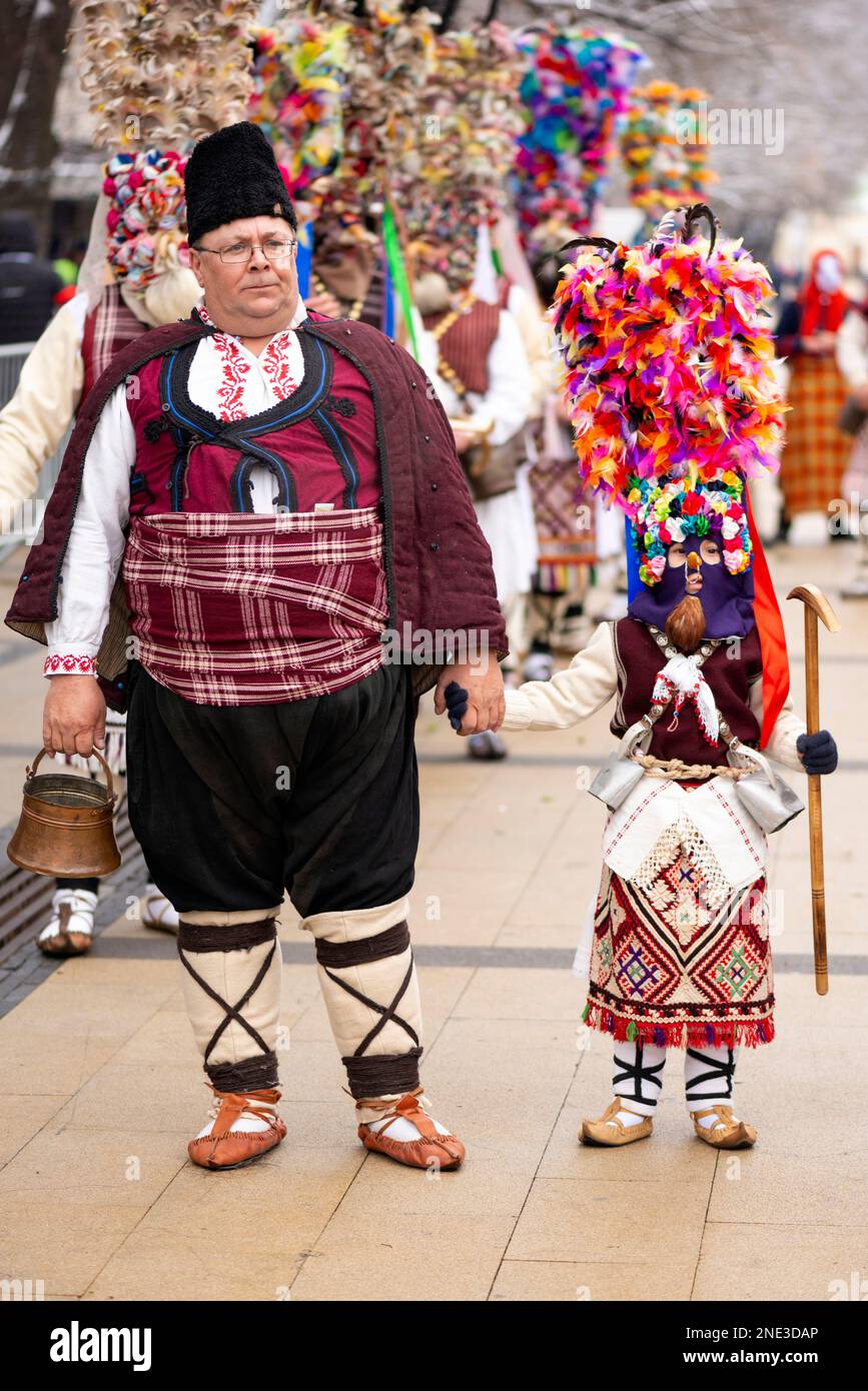 Danseurs masqués du nord-est de la Bulgarie au Surva International Mascarade and Mummers Festival à Pernik, Bulgarie, Europe de l'est, Balkans, UE Banque D'Images