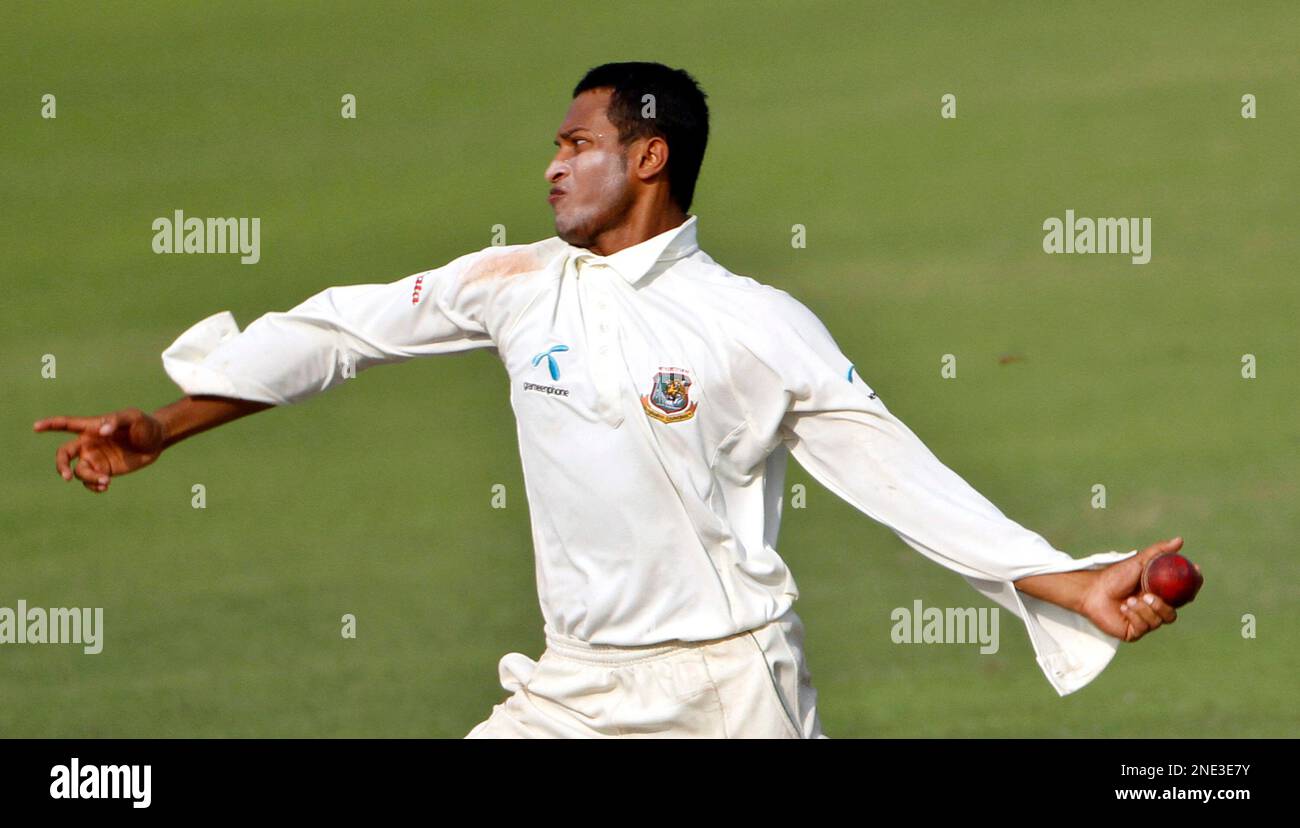 Bangladesh's captain Shakib Al Hasan bowls on the second day of their second test cricket match against England in Dhaka, Bangladesh, Sunday, March 21, 2010. (AP Photo/Aijaz Rahi) Banque D'Images