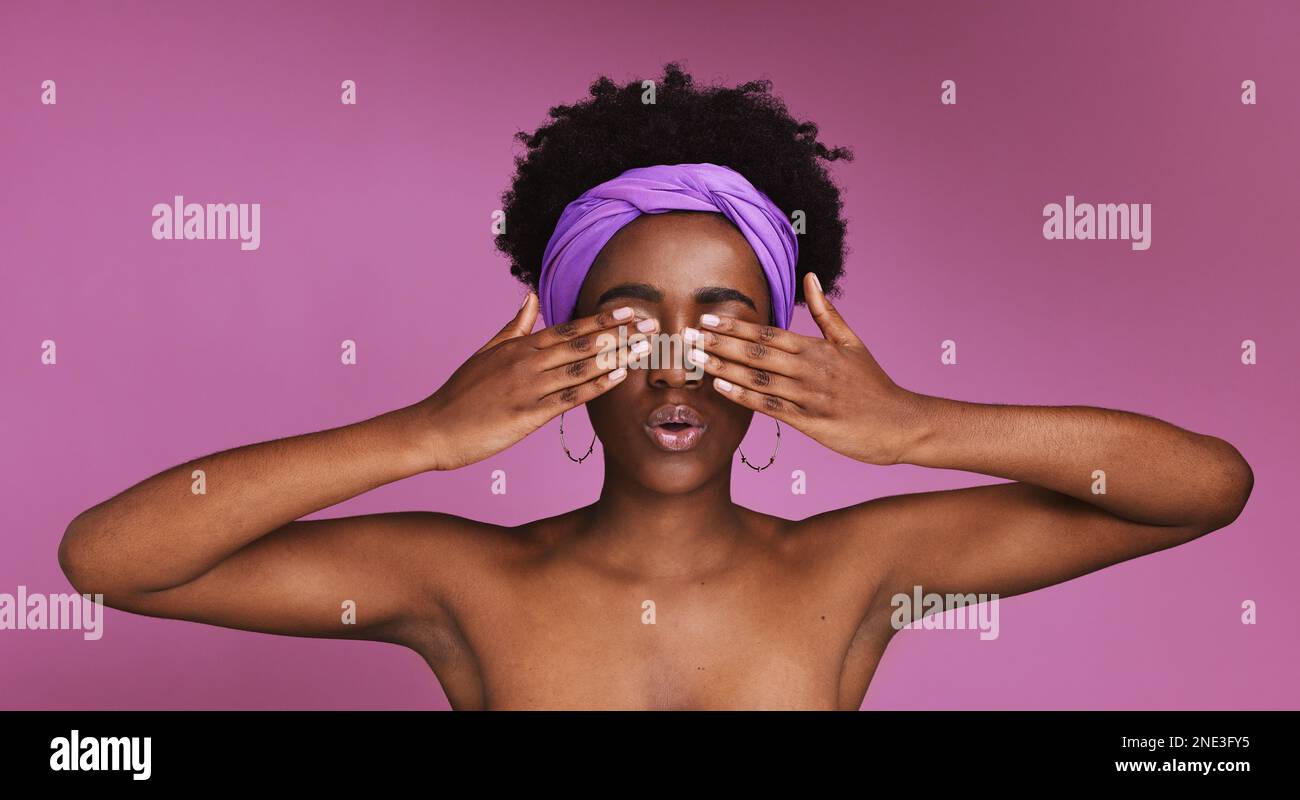 Femme noire, afro ou mains couvrant les yeux sur un arrière-plan isolé de studio en émoji surprise, émotion de choc ou expression faciale. Modèle de beauté, wow ou Banque D'Images