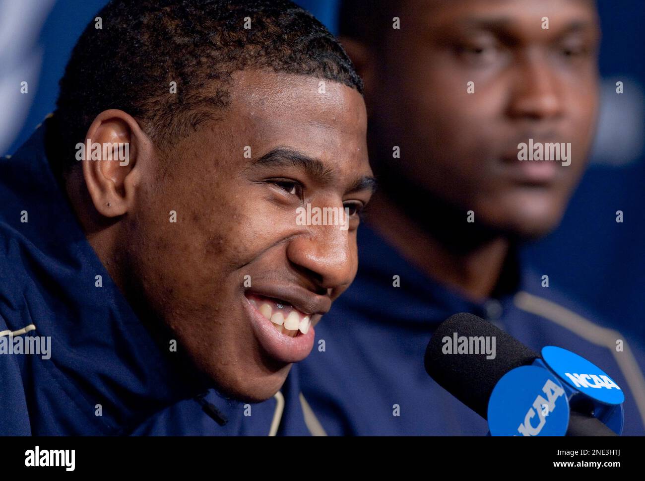 Georgia Tech's Iman Shumpert speaks at a news conference in Milwaukee, Saturday, March 20, 2010, with teammate D'Andre Bell, right. Georgia Tech is to play Ohio State on Sunday in a second-round NCAA college basketball game. (AP Photo/Nati Harnik) Banque D'Images