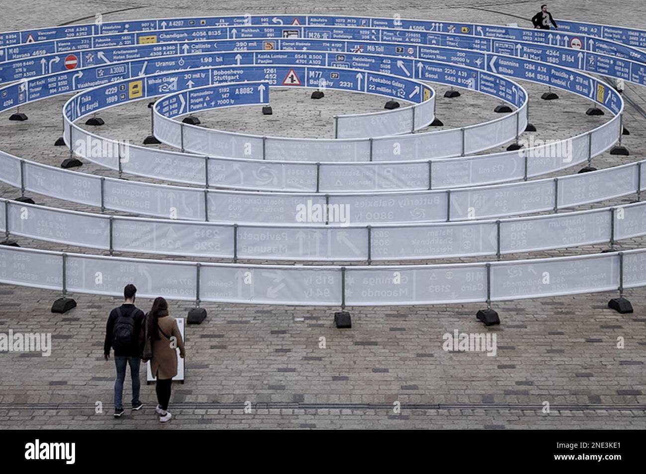 Londres, Royaume-Uni. 16th février 2023. Whorled (ici après ici après ici) installation en extérieur par Jitish Kallat dévoilé à Somerset House. L'installation de 30 mètres de large, en spirale depuis le centre de la cour, comprend deux spirales entrecroisées, de 336 mètres de long, qui font écho à la signalisation des routes britanniques et relie notre cour néoclassique emblématique à des endroits à travers la planète et l'univers lointain. Credit: Guy Corbishley/Alamy Live News Banque D'Images