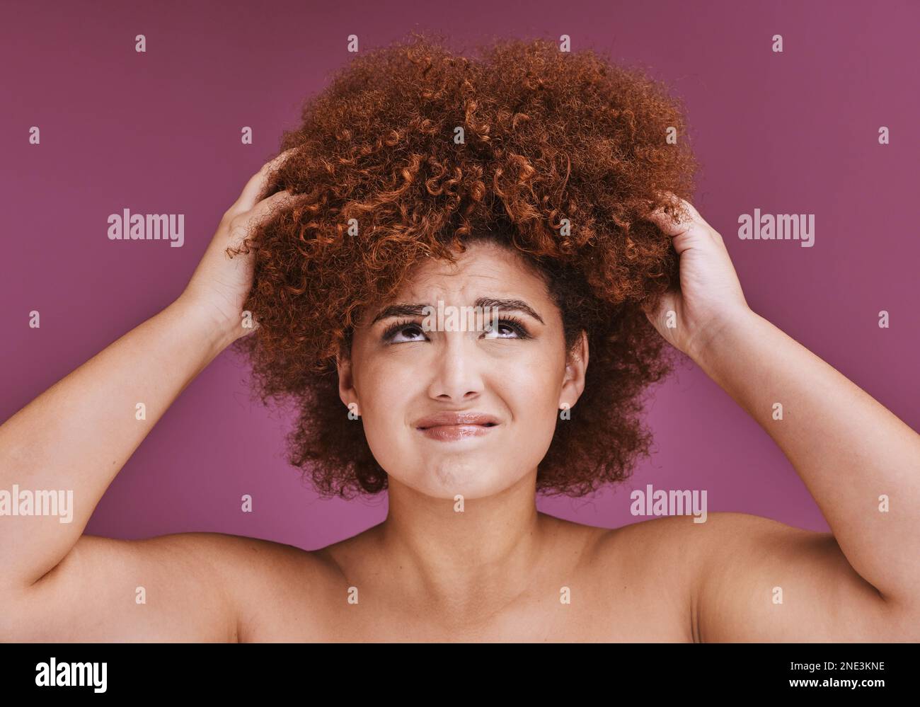 Modélisez le stress, la perte de cheveux ou afro sur le fond du studio de beauté en toilettage, l'anxiété de texture ou l'échec. Femme, main ou coiffure naturelle avec des dommages, fendu Banque D'Images