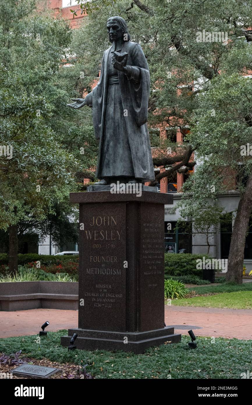 Photo verticale de la statue historique de John Wesley à Reynolds Square, Savannah, Géorgie Banque D'Images