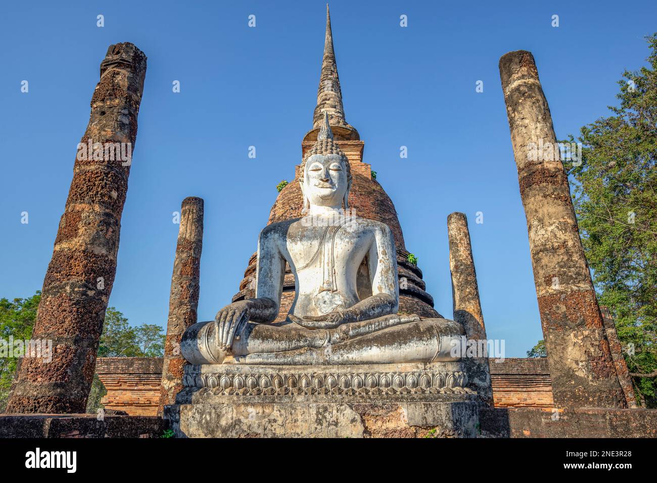 Sculpture de Bouddha sur les ruines du temple bouddhiste Wat sa si. Sukhothai. Thaïlande Banque D'Images