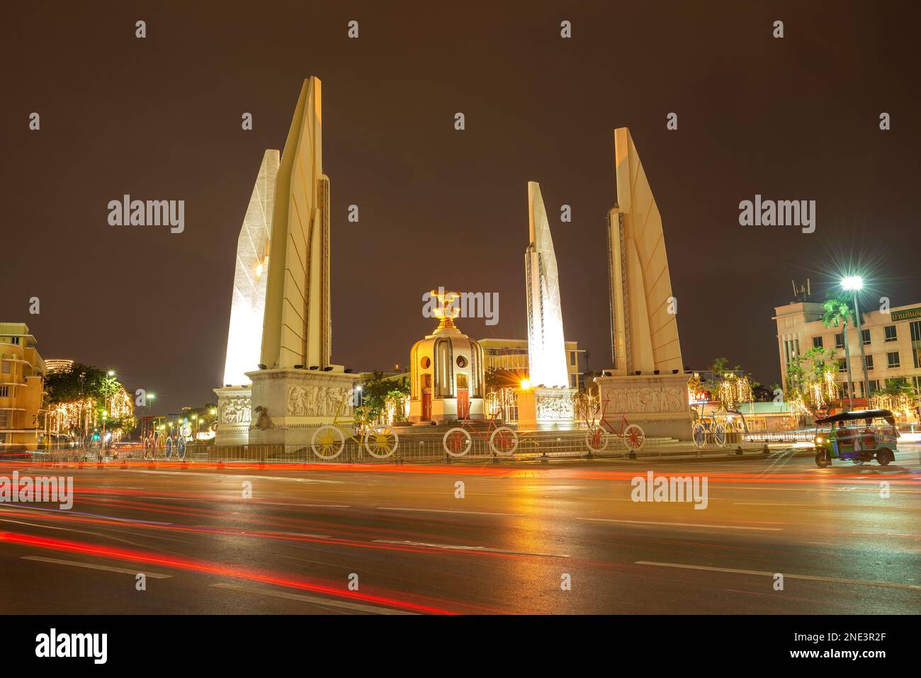 BANGKOK, THAÏLANDE - 29 DÉCEMBRE 2018 : Monument de la démocratie dans l'illumination de nuit. Bangkok, Thaïlande Banque D'Images