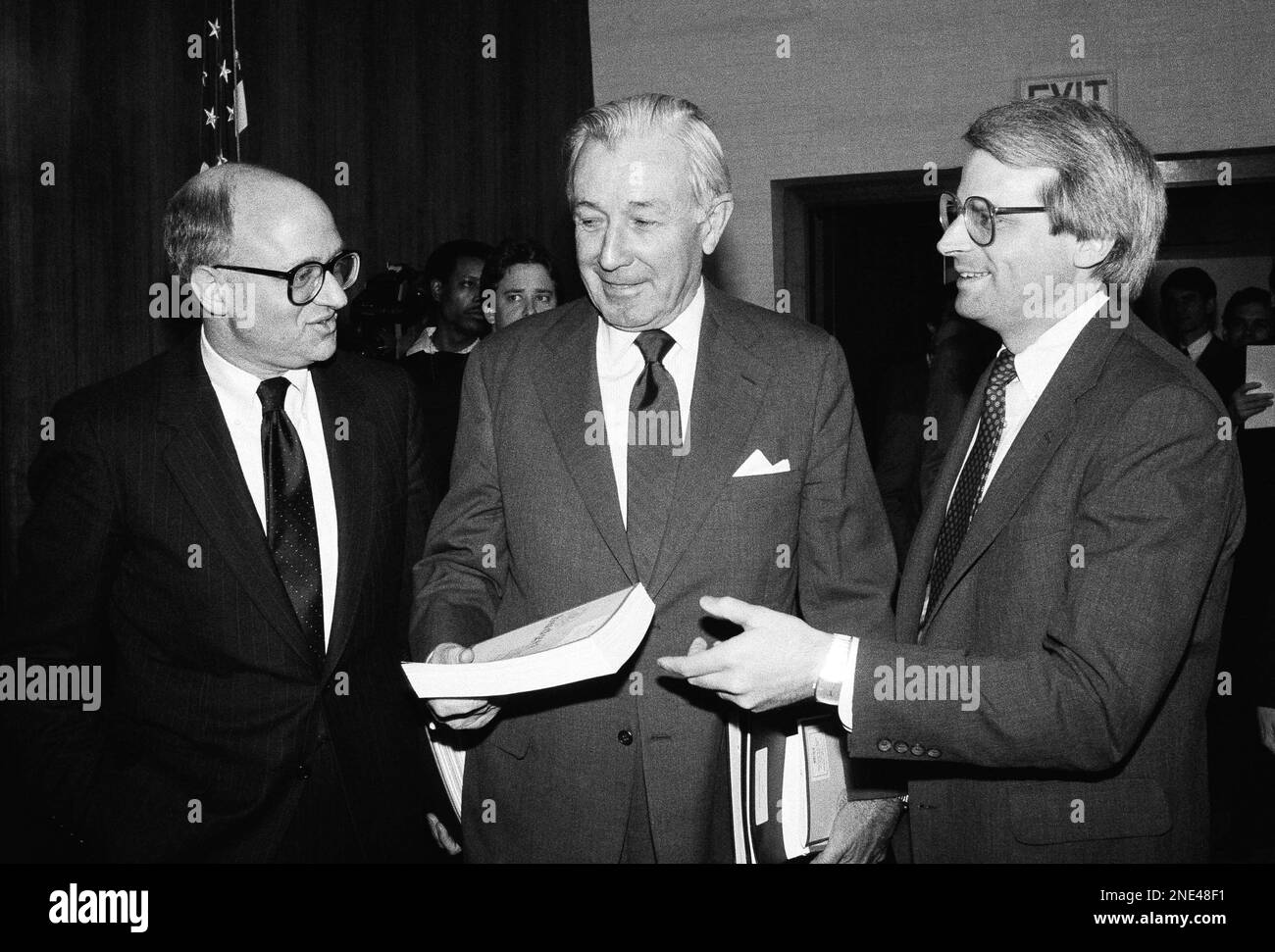 Treasury Secretary Donald Regan is flanked by Martin Feldstein, Chairman of the President?s Council of Economic Advisers, left, and budget director David Stockman, just before a Washington news conference on Wednesday, Feb. 2, 1984 to discuss President Reagan?s federal budget for the 1985 fiscal year. (AP Photo/Ira Schwarz) Banque D'Images